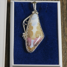 Riipus filigraani emalikoru, maisema