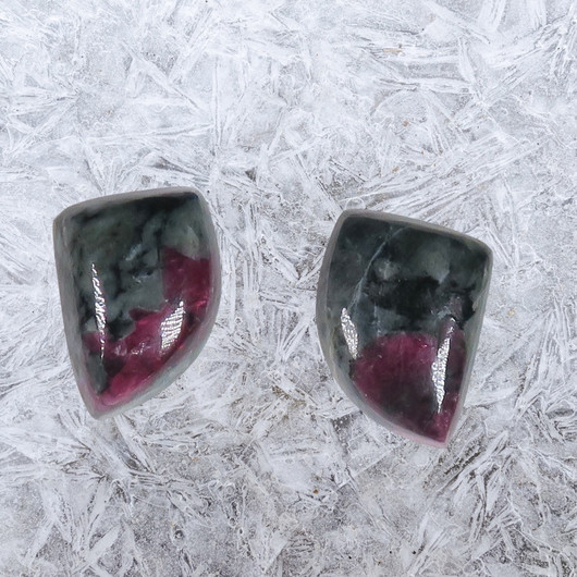 Eudialyytti nappikorvakorut purje C