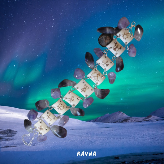 Rannekoru ametistia ja kaiverrettua poronluuta RAVNA