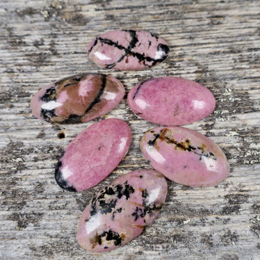Kapussi rodoniitti 14x23mm ovaali cabochon