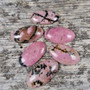 Kapussi rodoniitti 13x22mm ovaali cabochon 