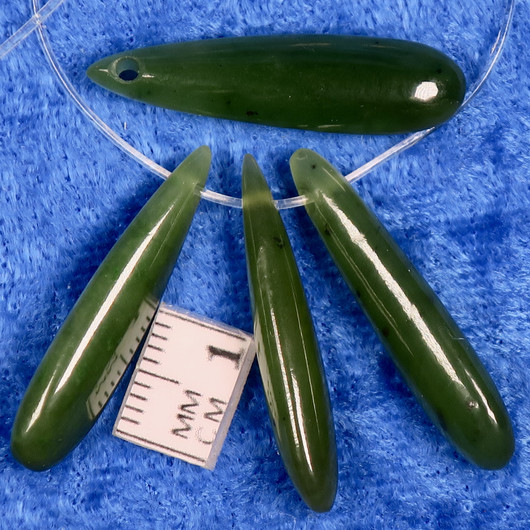 Nefriitti pisara vihreä 30mm, porattu reikä yläosassa, korutarvike