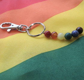 Avaimenperä sateenkaari pride 5cm, kiviavaimenperä jossa karbiinihaka