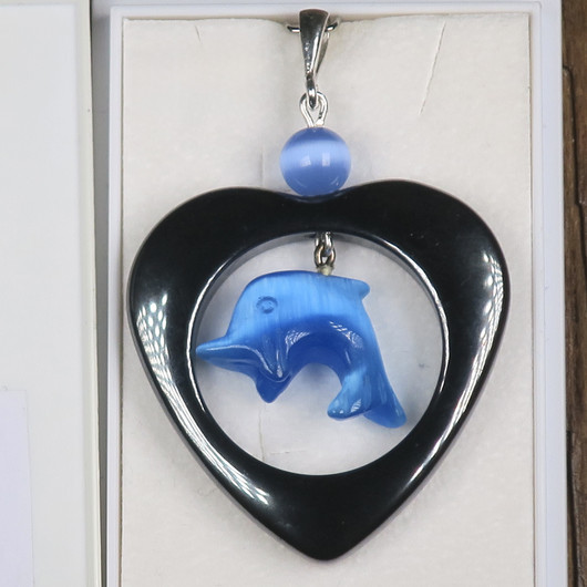 Riipus hematiittisydän ja taivaansininen delfiini 