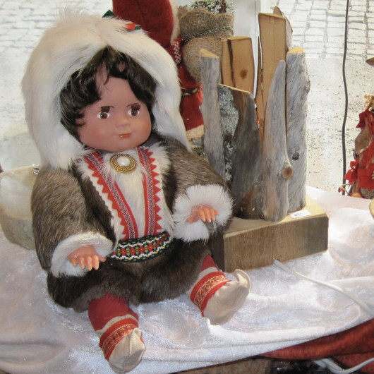 Nukke Peskinukke 35cm poronkarvapuvussa