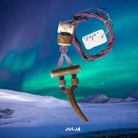 Riipus kaiverrettuja poronsarvia ja ametistit JULJA