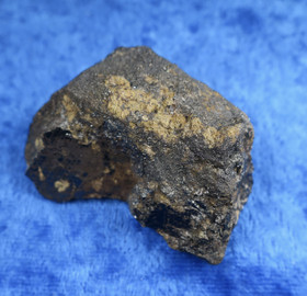 Magnetiitti raakakivi 97g 53x30x25mm. Suomi nro Hi41D