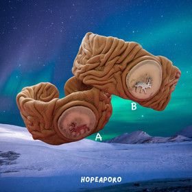 Rannekoru poronsarvessa hopeinen poro, vaaleanruskea nahkaranneke