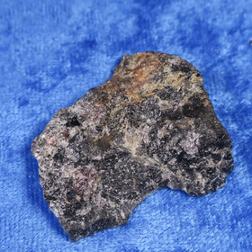 Nuummiitti sahattu 13g sis almandiini granaattia ja pyriittiä  Hi133NN