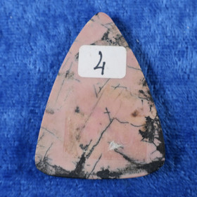 Kapussi rodoniitti kolmikulmainen cabochon nro4