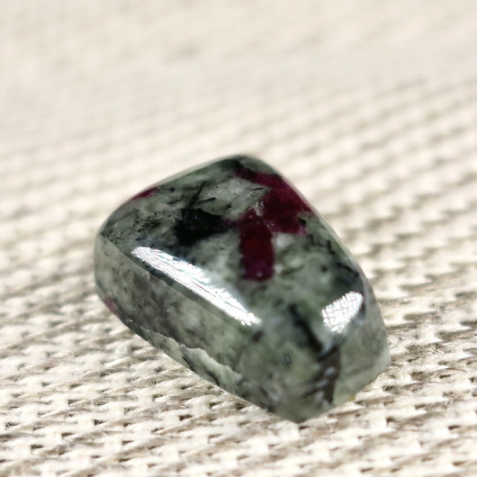 Eudialyytti kapussi  cabochon nro D