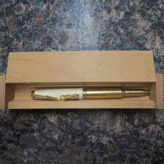 Kuulakärkikynä hirvensarvi ja hylsy, ase klipsillä.