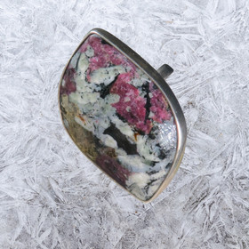  Hopeasormus eudialyytti 18,7mm jossa agrelliitti fluoresoi. nro5