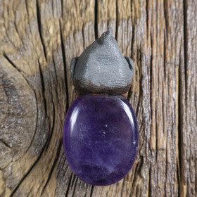 Ametisti piksi aito rubiini hatussaan