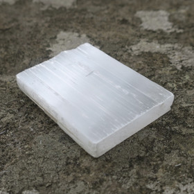 Seleniitti raakapala litteä ja leveä siivu n.5cm pitkä