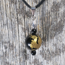 Riipus onyksi 12mm, jossa kullattu lohikäärme