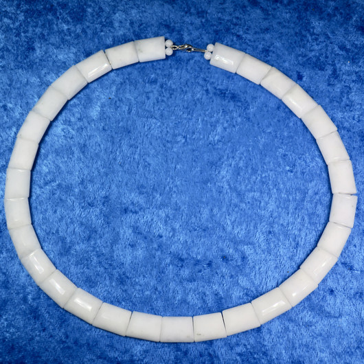 Kaulahelmet lumikvartsi, viistehiotut valkoiset, juhlavat