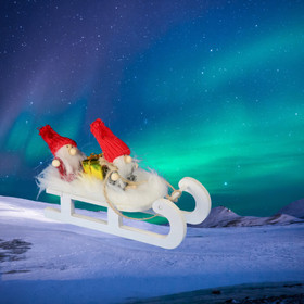 Joulukoriste puinen kelkka ja tontut lahjan kanssa