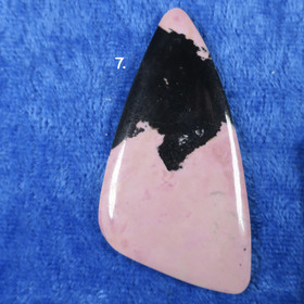 Kapussi rodoniitti kolmikulmainen cabochon nro7