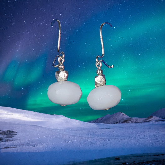 Korvakorut valkoinen synteettinen kivi, hopeakoristein