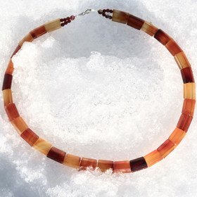 Kaulakoru karneoli, oranssit viistehiotut palat. Juhlava