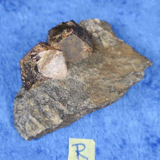 Almandiini granaatti 58g 50x30x15mm  Nappikallio Hi184r