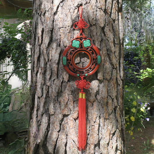 Seinälle kookas jadekoriste 85cm punaiset tupsut ja nauhakoristeet