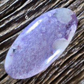 Kapussi tsharoiitti ovaali 34x17mm helmiäistsharoiitti nro6