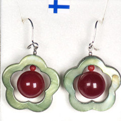 Korvakorut simpukkakukka 25mm, keskellä punainen akaatti. KARPALO