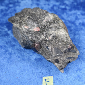 Almandiini granaatti 114g 70x40x25mm Nappikallio Hi184f