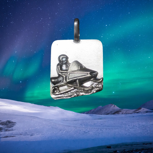 Hopeariipus moottorikelkkailija