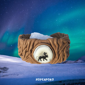 Rannekoru poronsarvessa hopeinen poro, vaaleanruskea nahkaranneke