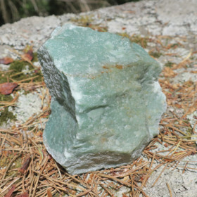 Aventuriini vihreä raaka 867g Luosto Suomi Hi149