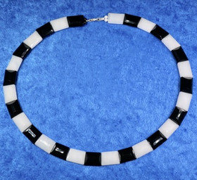 Kaulahelmet lumikvartsi ja onyksi mustavalkoiset viistehiotut juhlavat