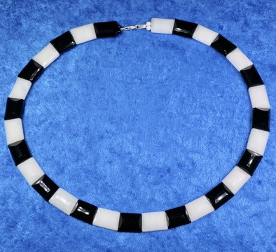 Kaulahelmet lumikvartsi ja onyksi mustavalkoiset viistehiotut juhlavat