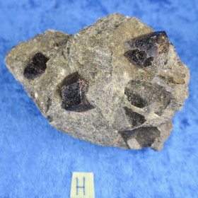 Almandiini granaatti 154g 70x45x35mm Nappikallio Hi184h