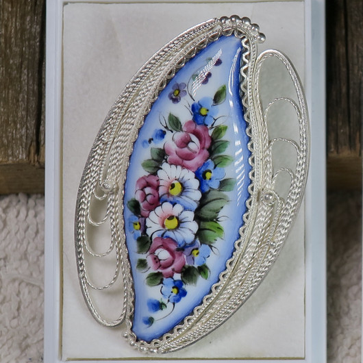 Rintakoru filigraani emalikoru kukkia