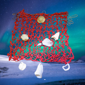 Seinäkoriste paperinarupohjalla poronluita, puuta. Nro KM