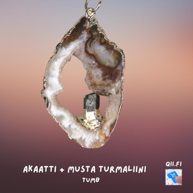 Riipus akaattisiivu, jonka keskellä musta turmaliini nro TUMB