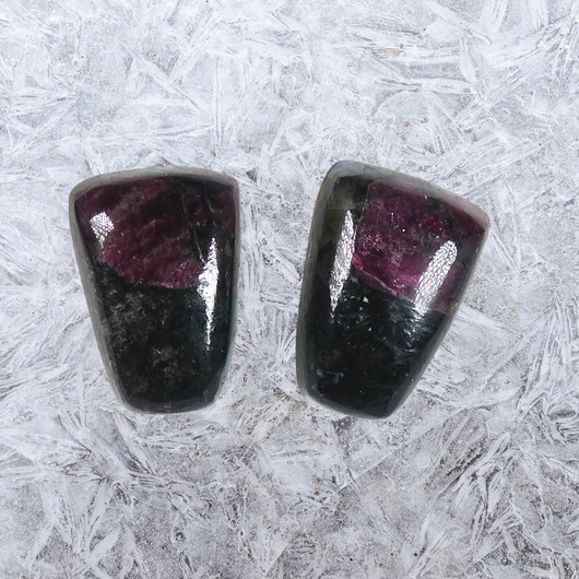 Nappikorvakorut eudialyytti, egiriini trapetsi A