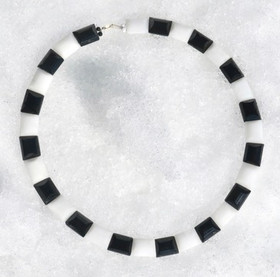 Kaulahelmet lumikvartsi ja onyksi mustavalkoiset viistehiotut juhlavat