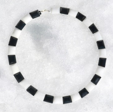 Kaulahelmet lumikvartsi ja onyksi mustavalkoiset viistehiotut juhlavat