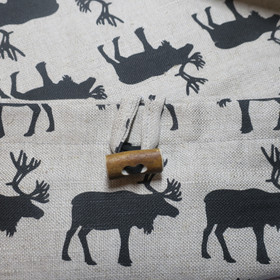 Olkalaukku porot poronsarvinapilla, pellavaa OKA2