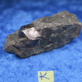 Almandiini granaatti 75g 65x25x20mm Nappikallio Hi184k