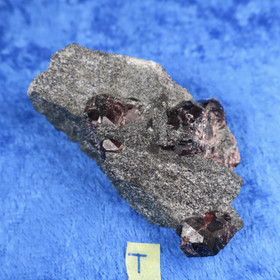 Almandiini granaatti  46g 60x30x15mm Nappikallio Hi184t