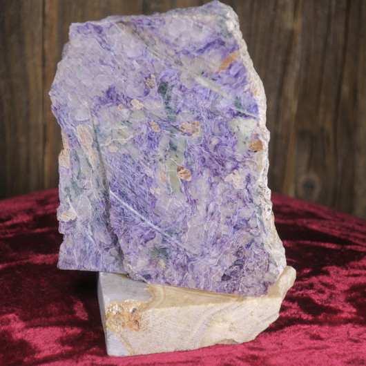 Tsharoiitti siivu 9x11cm marmorialustalla 475g