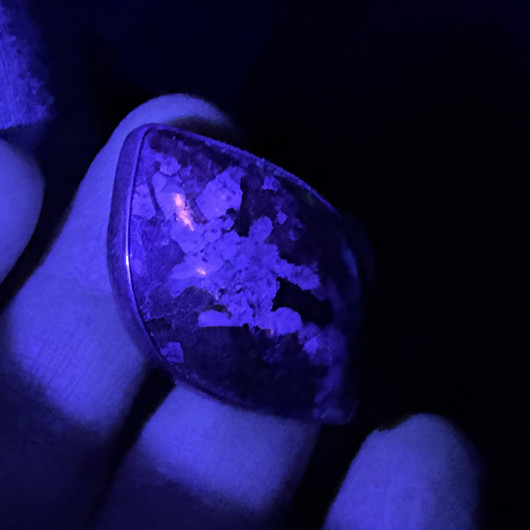  Hopeasormus eudialyytti 18,7mm jossa agrelliitti fluoresoi. nro5