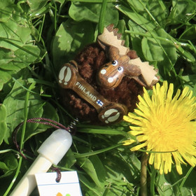 Lyijykynä pompom lankatupsussa, pää ja jalat puuta