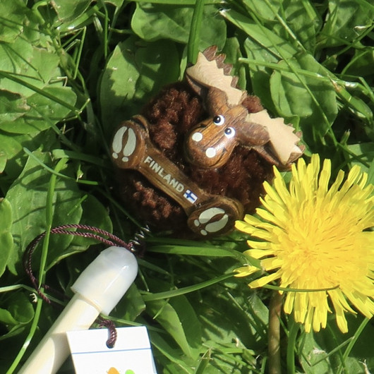 Lyijykynä pompom lankatupsussa, pää ja jalat puuta