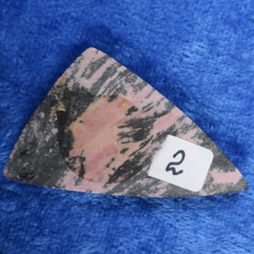 Kapussi rodoniitti kolmikulmainen cabochon nro2